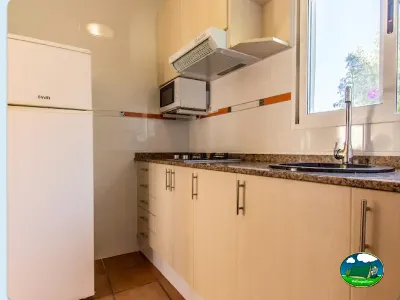 Mobil-home cocina equipada con nevera y horno del Camping San Vicente, Xeraco (Valencia)