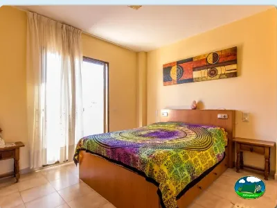 Bungalow interior con cama doble y balcón del Camping San Vicente, Xeraco (Valencia)