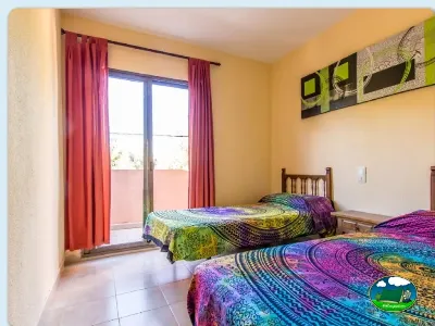 Habitación con camas y acceso a terraza del Camping San Vicente, Xeraco (Valencia)