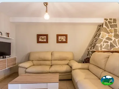 Mobil-home salón con sofá y televisión del Camping San Vicente, Xeraco (Valencia)