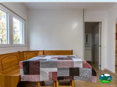 Mobil-home interior con cama y ventanas del Camping San Vicente, Xeraco (Valencia)