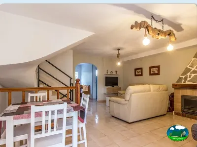Bungalow interior con salón, chimenea y altillo del Camping San Vicente, Xeraco (Valencia)