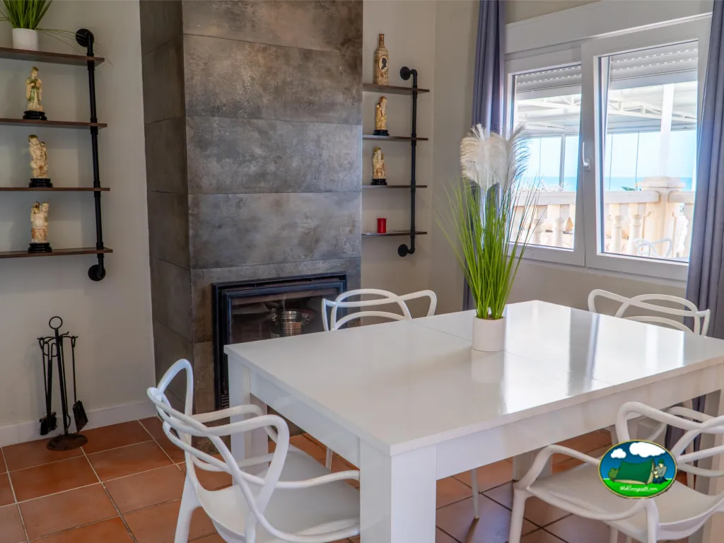 Bungalow con vistas al mar, comedor moderno del Camping San Vicente, Xeraco (Valencia)