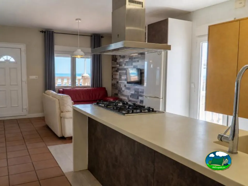 Mobil-home con vistas al mar, cocina moderna y sala de estar del Camping San Vicente, Xeraco (Valencia)