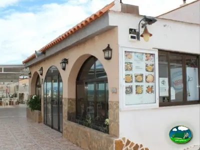 Restaurante con menú fotográfico y arquitectura mediterránea del Camping San Vicente, Xeraco (Valencia)