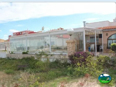 Restaurante con terraza cubierta del Camping San Vicente, Xeraco (Valencia)