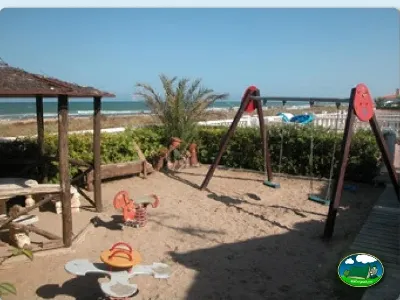 Parque infantil junto al mar con vistas a la playa del Camping San Vicente, Xeraco (Valencia)