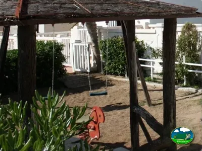 Parque infantil con columpios y juegos de madera del Camping San Vicente, Xeraco (Valencia)