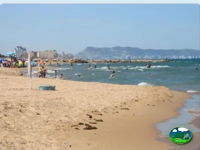 Playa junto al mar con vistas a la montaña del Camping San Vicente, Xeraco (Valencia)