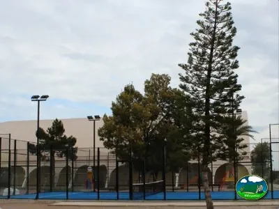 Pista de pádel y tenis con árboles del Camping San Vicente, Xeraco (Valencia)