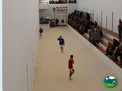 Pabellón deportivo con partido de voleibol del Camping San Vicente, Xeraco (Valencia)