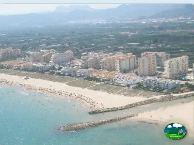 Playa junto al mar con vistas a la montaña del Camping San Vicente, Xeraco (Valencia)