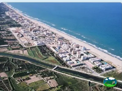 Playa junto al mar vista aérea del recinto del Camping San Vicente, Xeraco (Valencia)