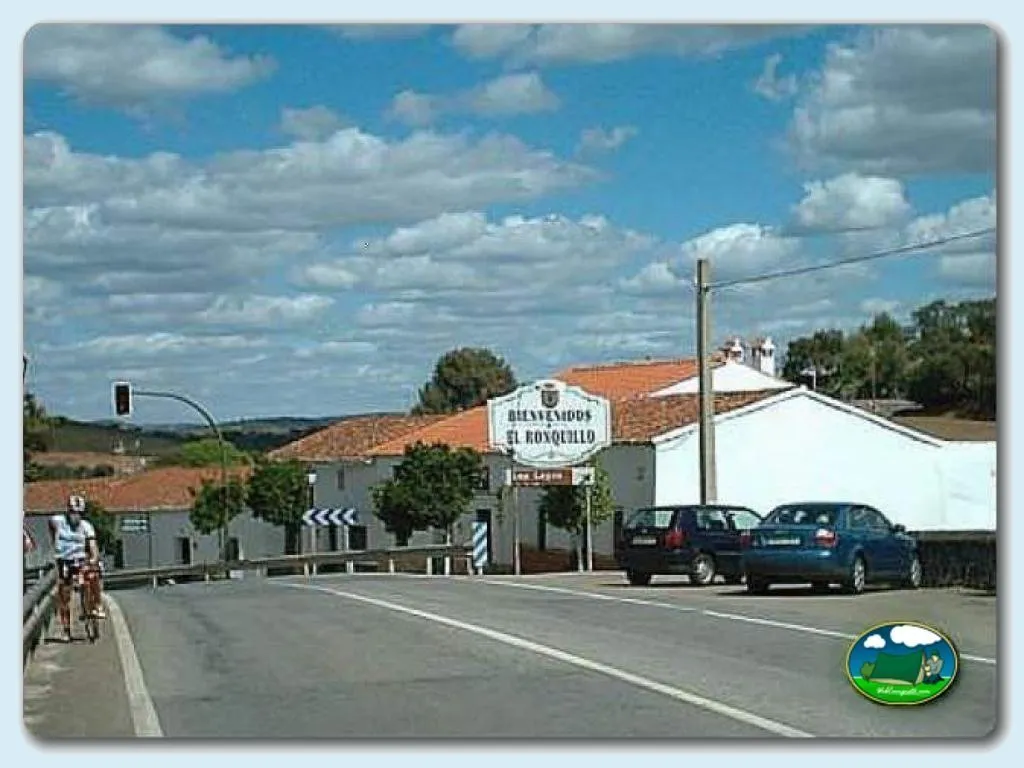 Entrada del recinto con cartel del Camping Sierra Brava, Guillena (Sevilla)