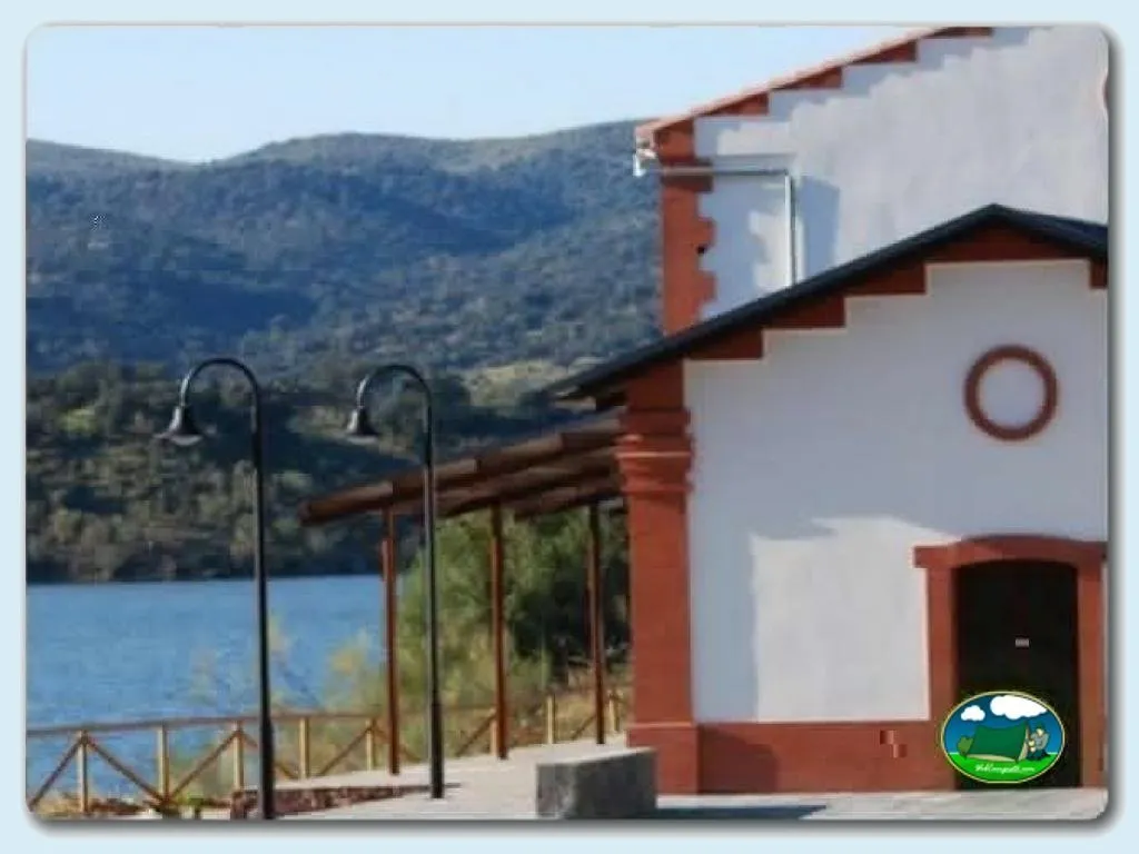 Bungalow con vistas al lago y montaña del Camping Sierra Brava, Guillena (Sevilla)