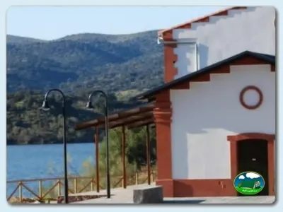 Bungalow con vistas al lago y montaña del Camping Sierra Brava, Guillena (Sevilla)