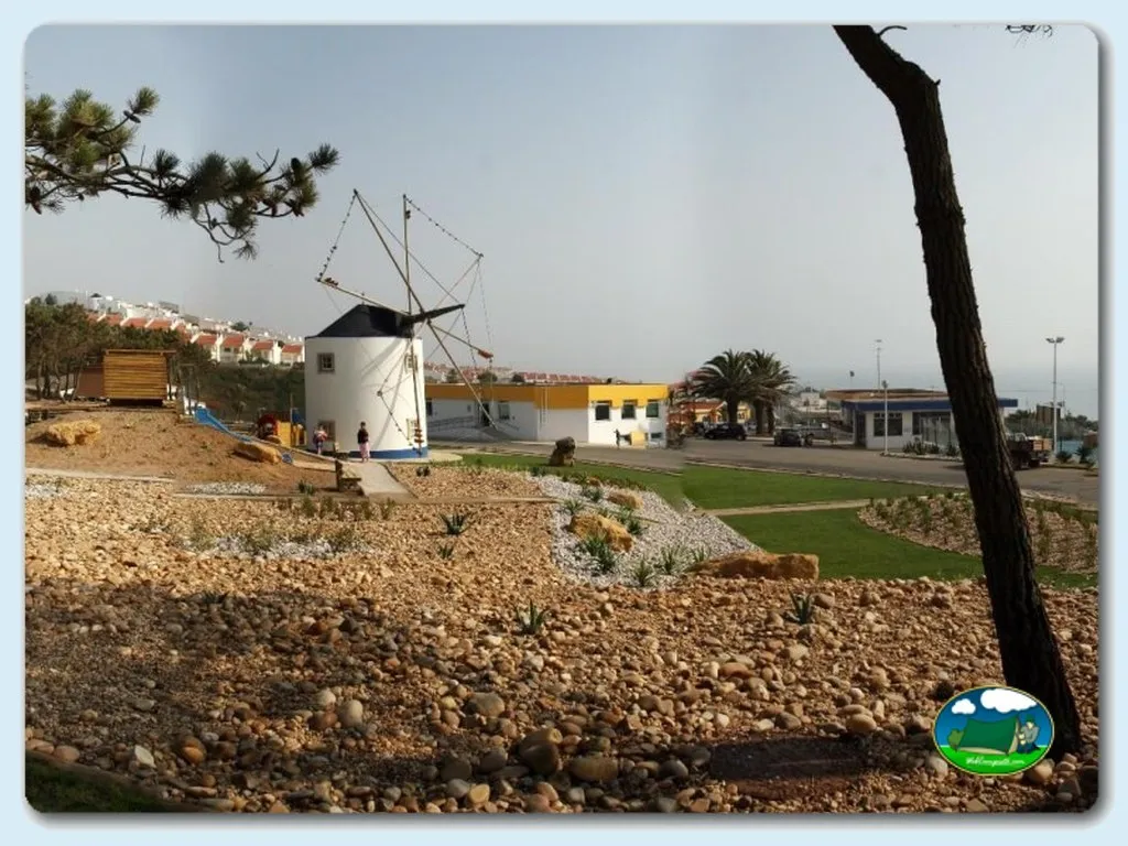 Playa con molino decorativo y servicios del Camping Ericeira, Ericeira (Lisboa)