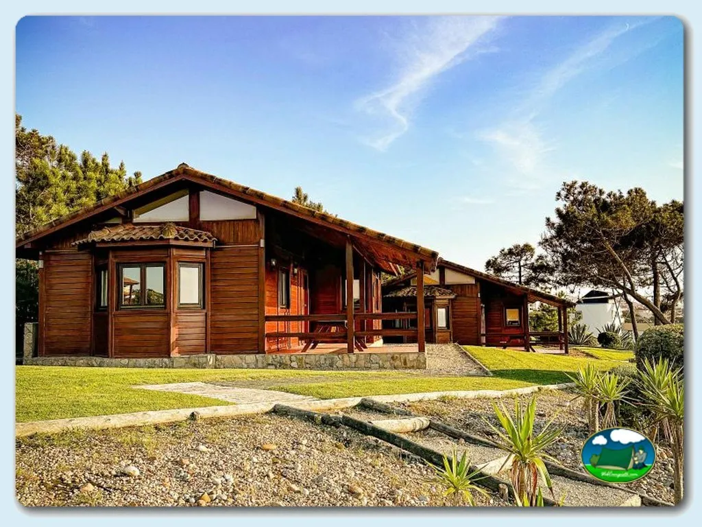 Cabaña de madera con terraza y jardín del Camping Ericeira, Ericeira (Lisboa)