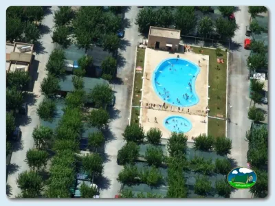 Piscina con vistas aéreas del recinto del Camping Los Naranjos, Moncofa (Castellón)