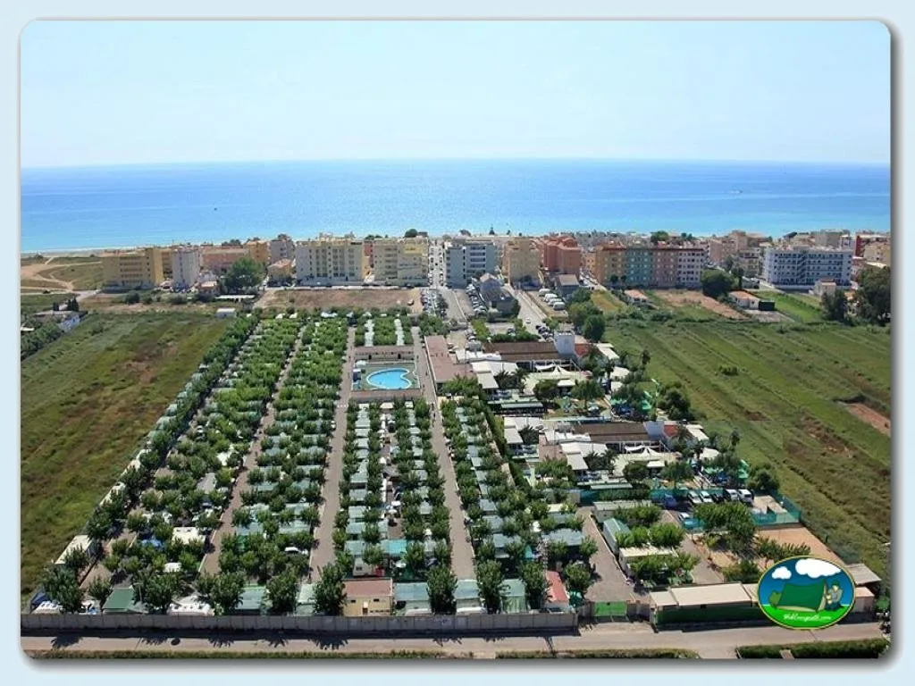 Plano del recinto junto al mar con parcelas y piscina del Camping Monmar, Moncofa (Castellón)