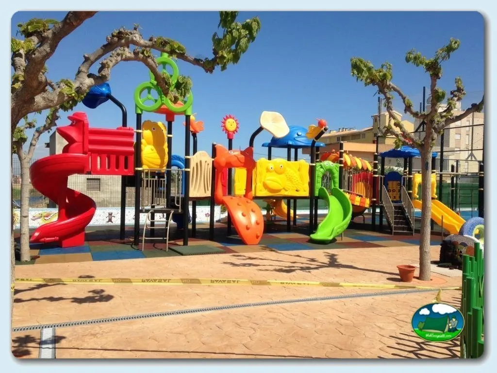Parque infantil con toboganes y estructura multicolor del Camping Monmar, Moncofa (Castellón)