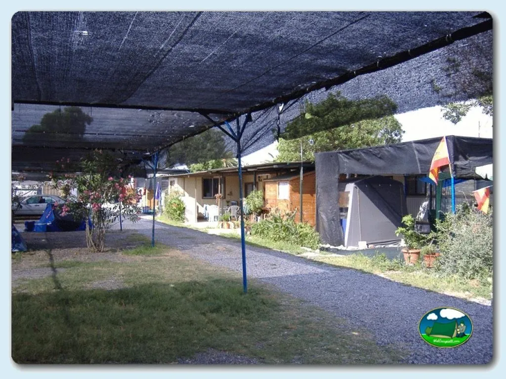 Parcela con toldo y bungalow de madera del Camping Costa de Levante, Nules (Castellón)