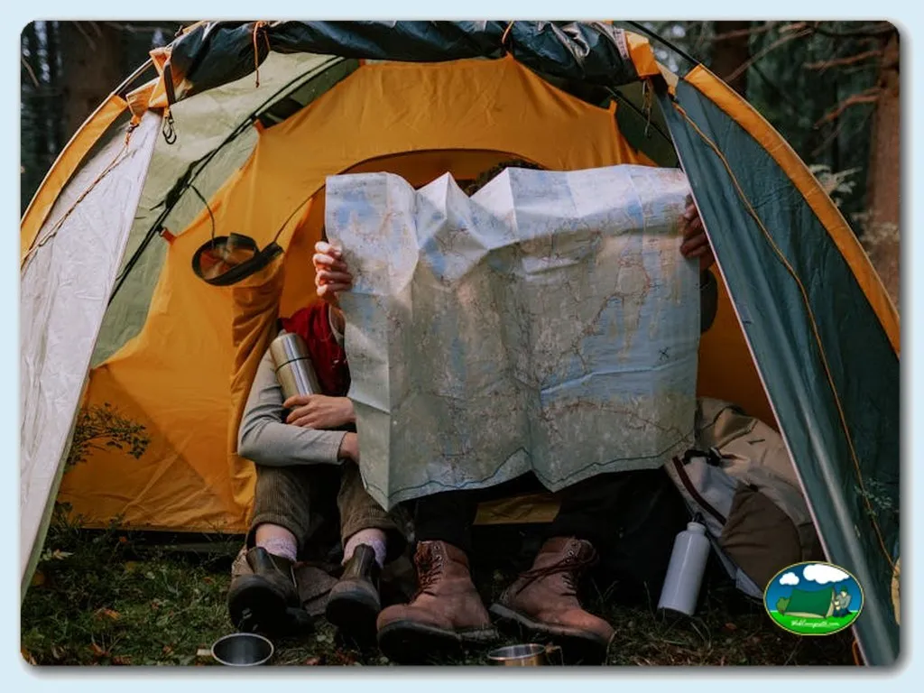 Tienda de acampada con mapa y senderismo en montaña del Camping El Llosar, Villafranca del Cid (Castellón)