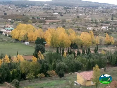 Montaña con vistas al valle y parcelas del Camping El Llosar, Villafranca del Cid (Castellón)