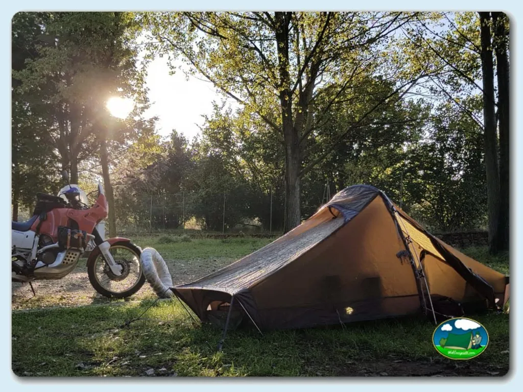 Tienda de acampada en parcela arbolada del Camping El Llosar, Villafranca del Cid (Castellón)