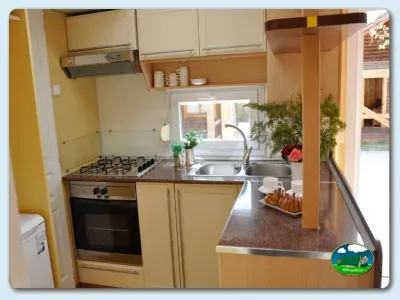 Mobil-home cocina completamente equipada con encimera del Camping La estanca, Alcañiz (Teruel)