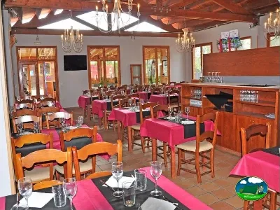 Restaurante con mesas y sillas de madera del Camping La estanca, Alcañiz (Teruel)