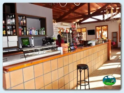 Restaurante bar con barra de madera y mostrador del Camping La estanca, Alcañiz (Teruel)