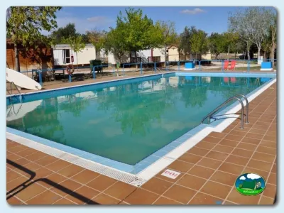 Piscina con mobil-homes y zona de juegos del Camping La estanca, Alcañiz (Teruel)