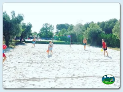 Playa con voleibol y piscina de fondo del Camping La estanca, Alcañiz (Teruel)