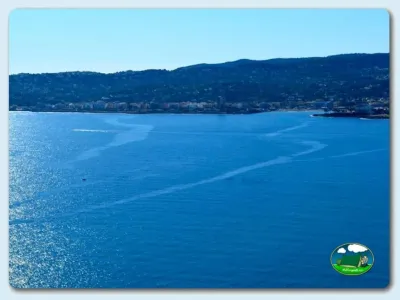 Playa junto al mar con vistas a la montaña del Camping El Naranjal, Javea (Alicante)