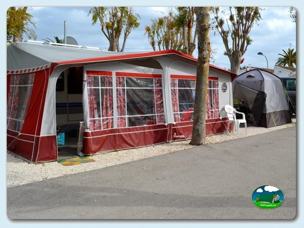 Tienda de acampada roja y blanca con toldo del Camping El Naranjal, Javea (Alicante)