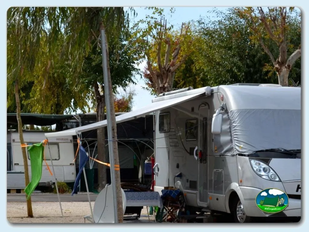 Mobil-home en parcela con sombrilla y tendedero del Camping El Naranjal, Javea (Alicante)