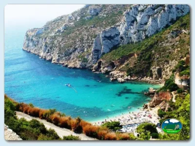 Playa junto al mar con acantilados y agua turquesa del Camping Jávea, Jávea/Xabia (Alicante)