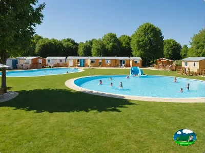 Piscina infantil con mobil-homes y zona verde del Camping Tolosa, Denia (Alicante)