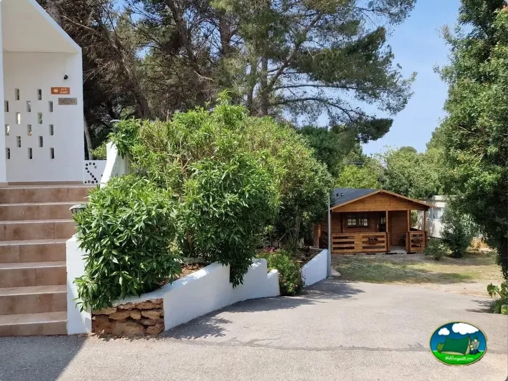 Bungalow de madera con cabaña moderna y jardín arbolado del Camping Cala Bassa, Sant Antoni (Ibiza)