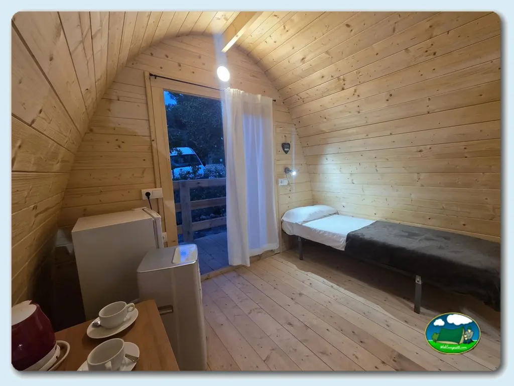 Glamping interior cabaña de madera con cama y aseo del Camping Cala Bassa, Sant Antoni (Ibiza)