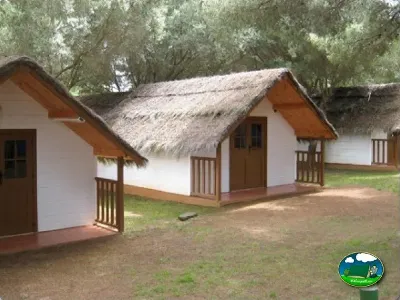 Glamping cabaña con techo de paja del Camping Son Bou, Alaior (Menorca)