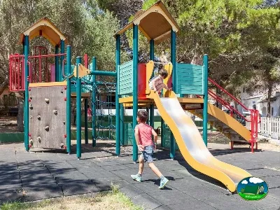 Parque infantil con toboganes y estructura multiusos del Camping Son Bou, Alaior (Menorca)