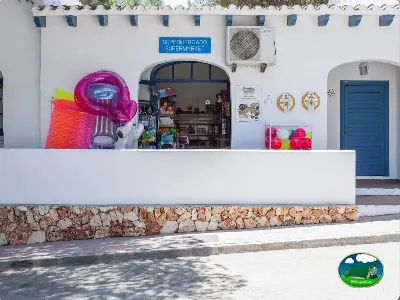 Supermercado con tienda de souvenirs del Camping Son Bou, Alaior (Menorca)