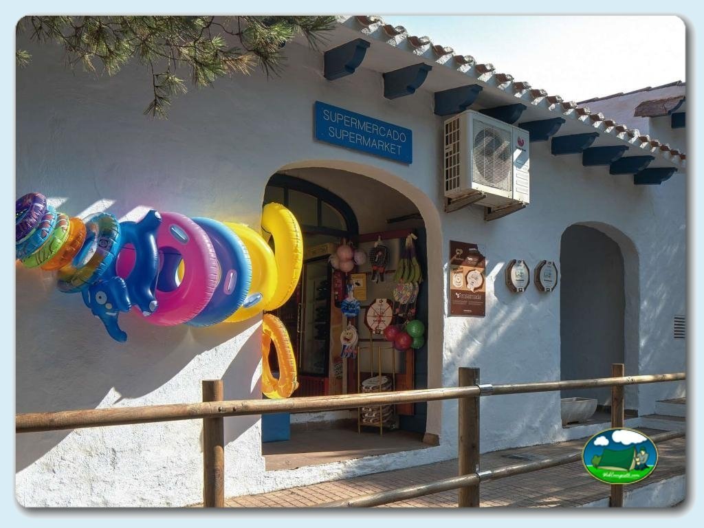 Supermercado en Camping Son Bou, España
