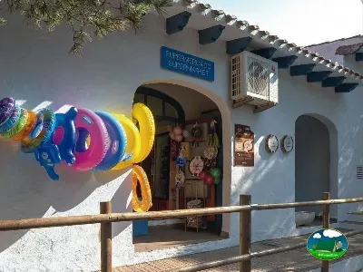 Supermercado con zona de juegos inflables del Camping Son Bou, Alaior (Menorca)