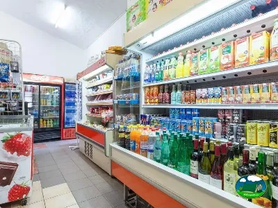 Supermercado interior con neveras y estanterías del Camping Son Bou, Alaior (Menorca)