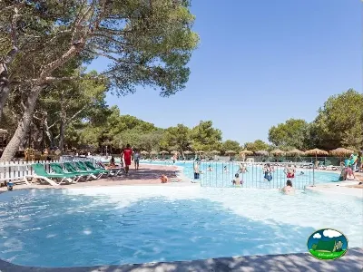 Piscina infantil con vistas a bosque de pinos del Camping Son Bou, Alaior (Menorca)