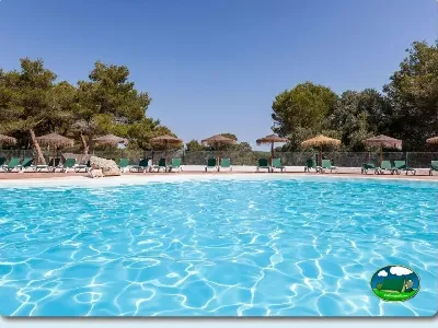 Piscina con sombrillas y tumbonas del Camping Son Bou, Alaior (Menorca)