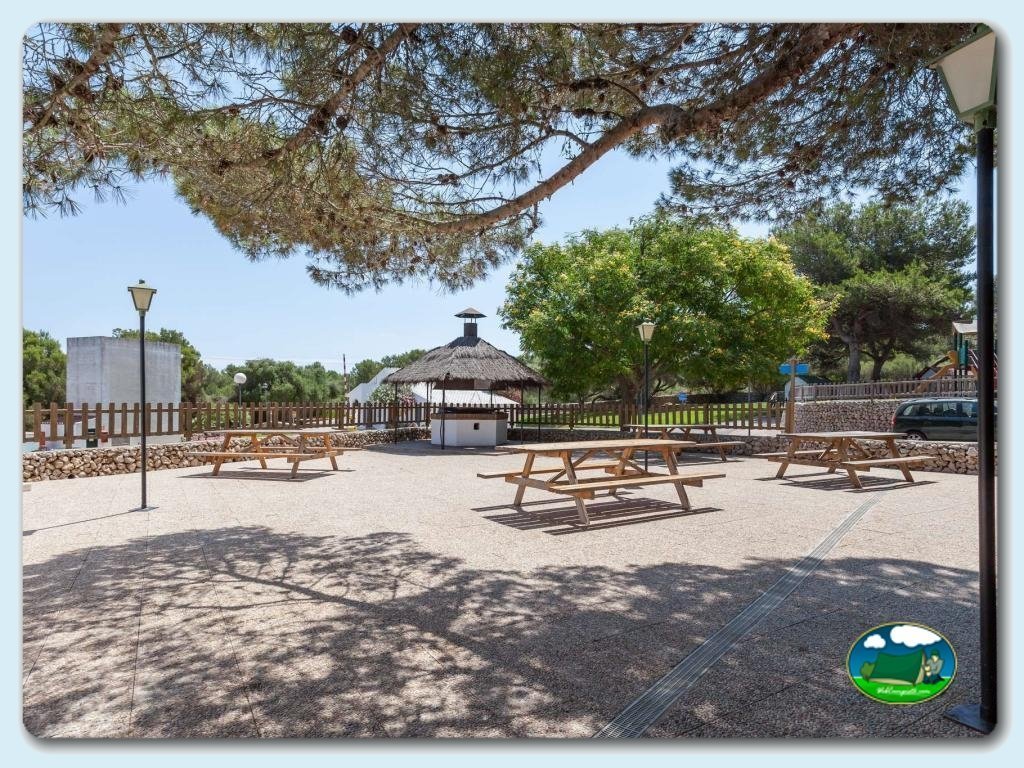 Merendero y barbacoas en Camping Son Bou, España